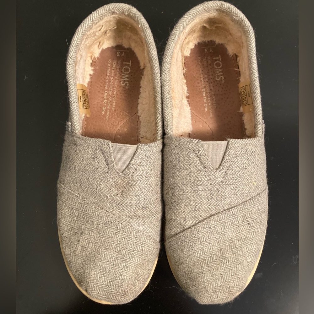 Toms Youth Sz 3 Grey Wool Faux Fur Lined Slip On Shoes